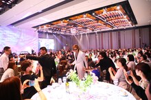 過去に行われたYOSHIKIディナーショーの様子。