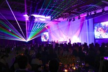 過去に行われたYOSHIKIディナーショーの様子。