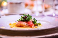 過去に行われたYOSHIKIディナーショーの様子。