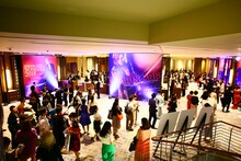 過去に行われたYOSHIKIディナーショーの様子。