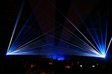 過去に行われたYOSHIKIディナーショーの様子。