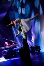 過去に行われたYOSHIKIディナーショーの様子。