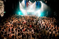 「au Presents ヤバイTシャツ屋さん ～au癒着記念、意識ヤバすぎ！ヤバ杉くんライブ～ in association with Apple Music BIGCAT 20th Anniversary」の様子。（Photo by Yukihide "JON…" Takimoto ）