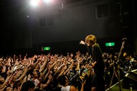 「au Presents ヤバイTシャツ屋さん ～au癒着記念、意識ヤバすぎ！ヤバ杉くんライブ～ in association with Apple Music BIGCAT 20th Anniversary」の様子。（Photo by Yukihide "JON…" Takimoto ）