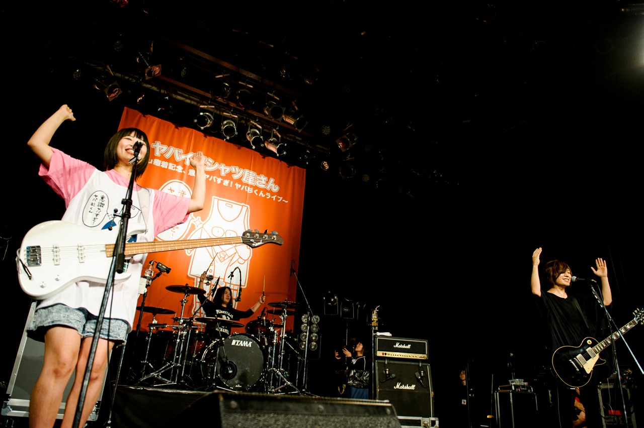 「au Presents ヤバイTシャツ屋さん ～au癒着記念、意識ヤバすぎ！ヤバ杉くんライブ～ in association with Apple Music BIGCAT 20th Anniversary」の様子。（Photo by Yukihide "JON…" Takimoto ）