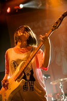 しばたありぼぼ（B, Vo）（Photo by Yukihide "JON…" Takimoto ）