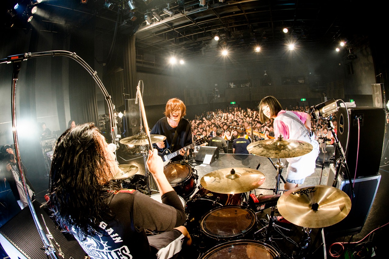 「au Presents ヤバイTシャツ屋さん ～au癒着記念、意識ヤバすぎ！ヤバ杉くんライブ～ in association with Apple Music BIGCAT 20th Anniversary」の様子。（Photo by Yukihide "JON…" Takimoto ）