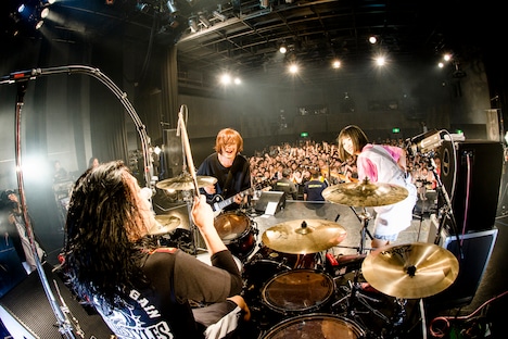 「au Presents ヤバイTシャツ屋さん ～au癒着記念、意識ヤバすぎ！ヤバ杉くんライブ～ in association with Apple Music BIGCAT 20th Anniversary」の様子。（Photo by Yukihide "JON…" Takimoto ）