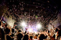 「au Presents ヤバイTシャツ屋さん ～au癒着記念、意識ヤバすぎ！ヤバ杉くんライブ～ in association with Apple Music BIGCAT 20th Anniversary」の様子。（Photo by Yukihide "JON…" Takimoto ）