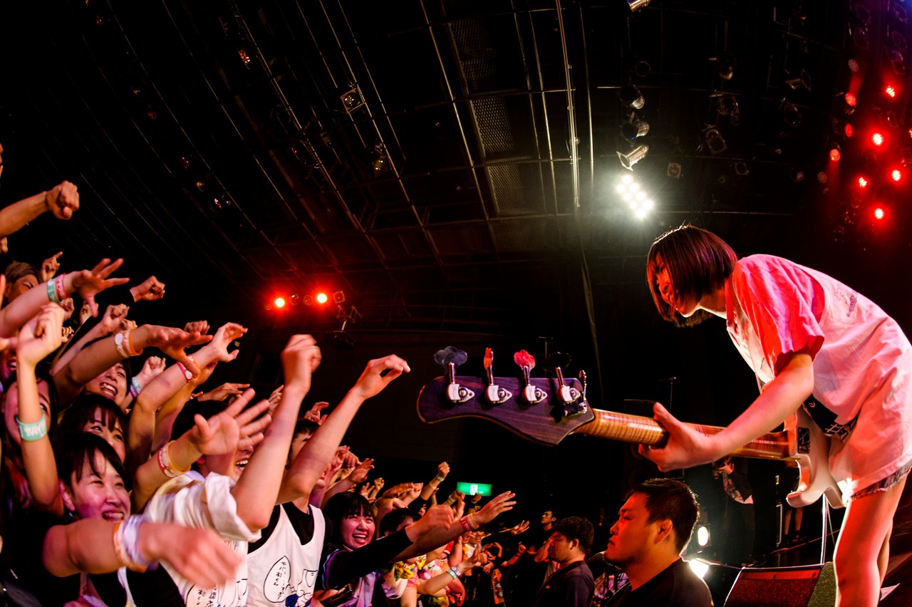 しばたありぼぼ（B, Vo）（Photo by Yukihide "JON…" Takimoto ）