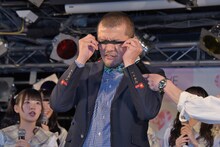 利きツッコミに挑戦するカミナリまなぶ。