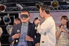 利きツッコミに挑戦するカミナリまなぶ（左）。