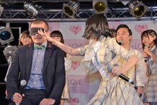 利きツッコミに挑戦するカミナリまなぶ。