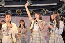 茨城出身であることをアピールする野口衣織（右から2番目）。