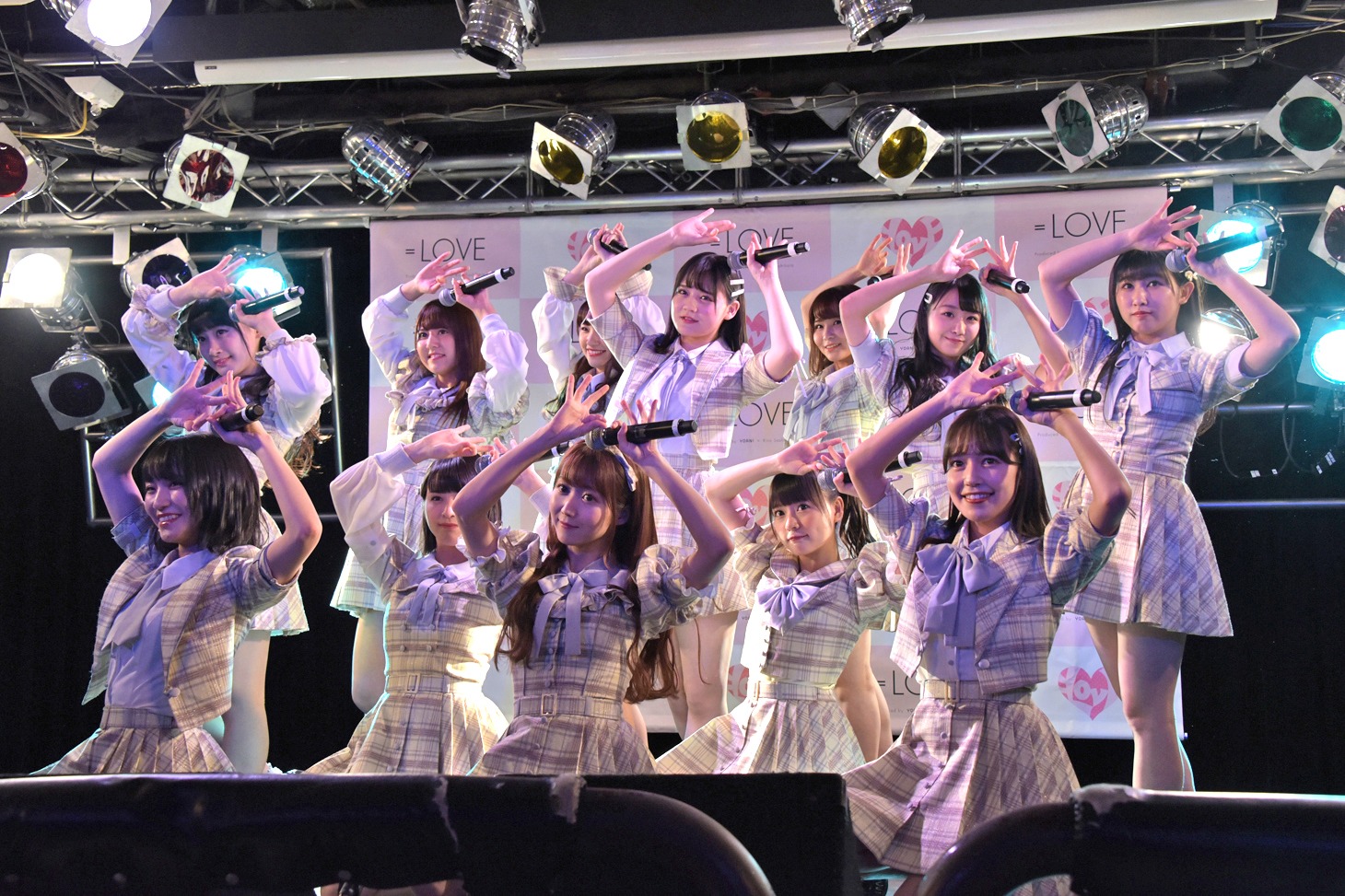 =LOVE「探せ ダイヤモンドリリー」レコ発イベントの様子。