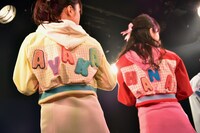 メンバーの名前が刺繍された新衣装のジャケット。