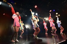 「ハコイリ▽ムスメの定期便4月号～鳴り響け！恋のロックンロール～」の様子。