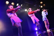 我妻佳代「プライベートはデンジャラス」を披露する山本花奈、井上姫月、塩野虹。