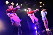 我妻佳代「プライベートはデンジャラス」を披露する山本花奈、井上姫月、塩野虹。