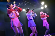 我妻佳代「プライベートはデンジャラス」を披露する山本花奈、塩野虹、井上姫月。