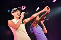 ゆうゆ「あんちょこ抜きのラブソング」を披露する吉田万葉、寺島和花。