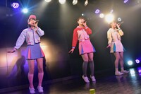 ribbon「それは言わない約束」を披露する戸羽望実、我妻桃実、依田彩花。