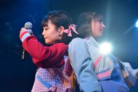 左から我妻桃実、寺島和花。