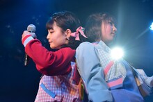 左から我妻桃実、寺島和花。