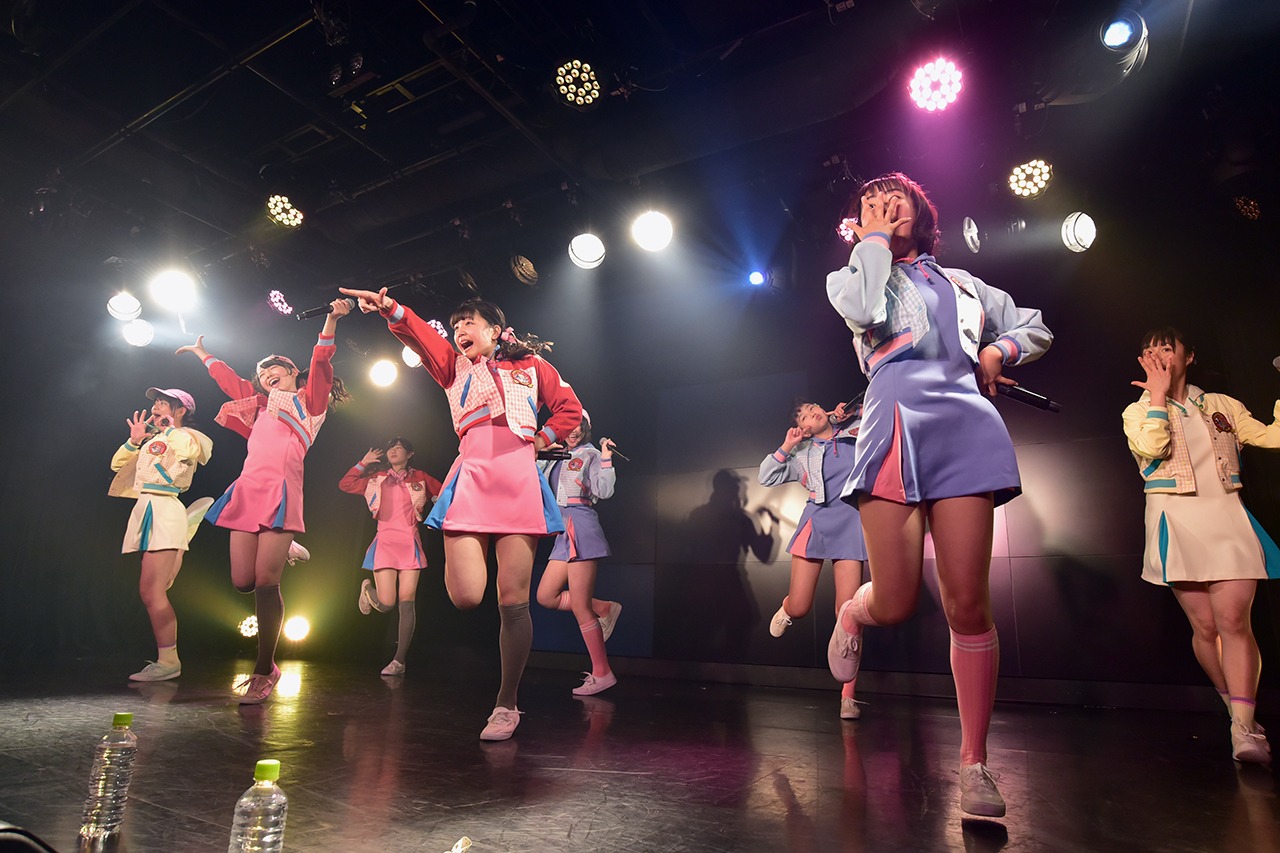 「ハコイリ▽ムスメの定期便4月号～鳴り響け！恋のロックンロール～」の様子。