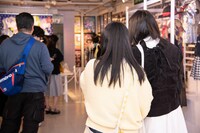 突然のエビ中登場に驚くエビ中ファミリー。