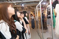 展示を楽しむエビ中。