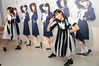 自分の等身大パネルの前で記念撮影する安本彩花（左）と中山莉子（右）。