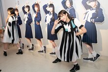 自分の等身大パネルの前で記念撮影する安本彩花（左）と中山莉子（右）。