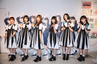 自分の等身大パネルの前で記念撮影するエビ中。