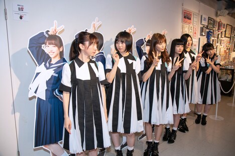 自分の等身大パネルの前で記念撮影するエビ中。