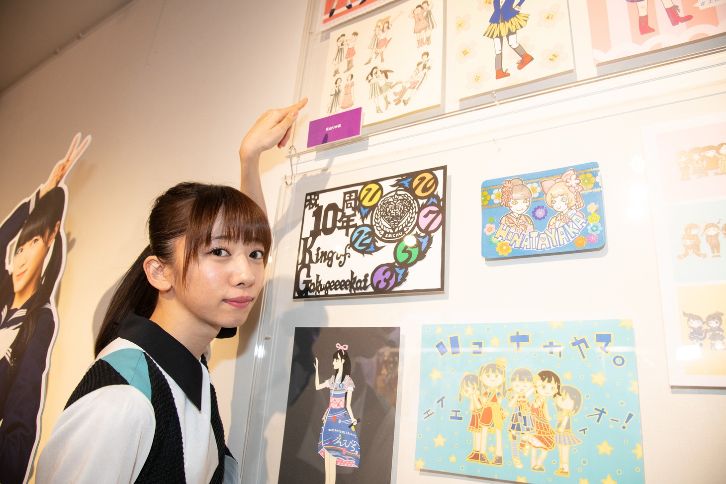 「真山りか賞」を選んだ真山りか。