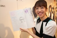 ノートに校長（マネージャー藤井ユーイチ氏）の似顔絵を発見した真山りか。