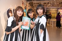 来場者の書き置きに目を通す星名美怜、中山莉子、安本彩花（左から）。