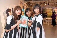 来場者の書き置きに目を通す星名美怜、中山莉子、安本彩花（左から）。