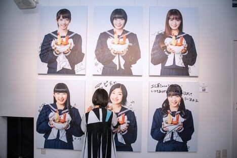 メンバーのサインが書き入れられたパネル。