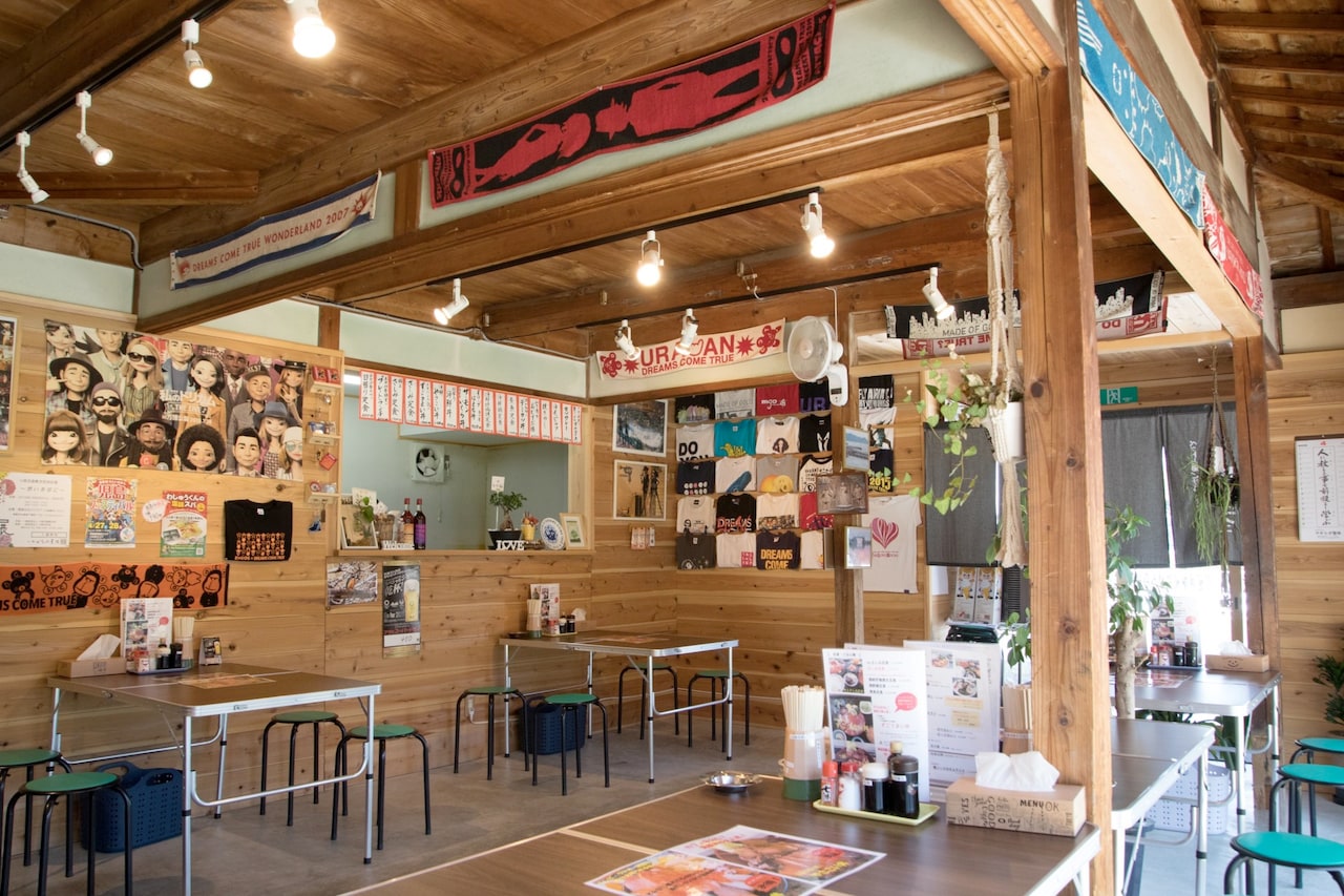 年代物のツアーTシャツやタオルなどのお宝グッズが店内を埋めつくす。