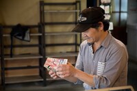 一番好きな曲である「うれしい！たのしい！大好き！」が収録されたCDを大事そうに見せる澤田さん。