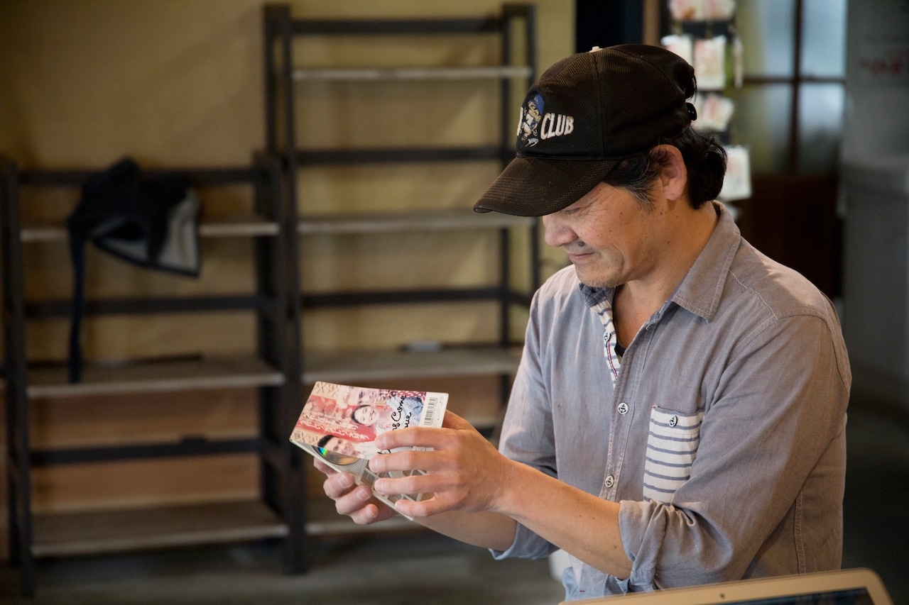 一番好きな曲である「うれしい！たのしい！大好き！」が収録されたCDを大事そうに見せる澤田さん。