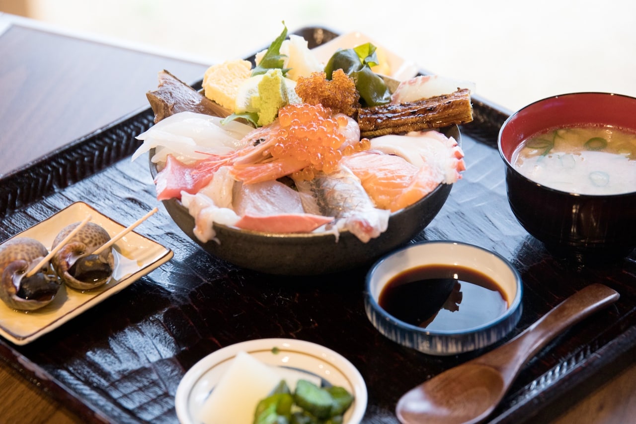 すごうまい海鮮丼（1500円）。“すご”は岡山下津井弁で、“すごい”を意味している。