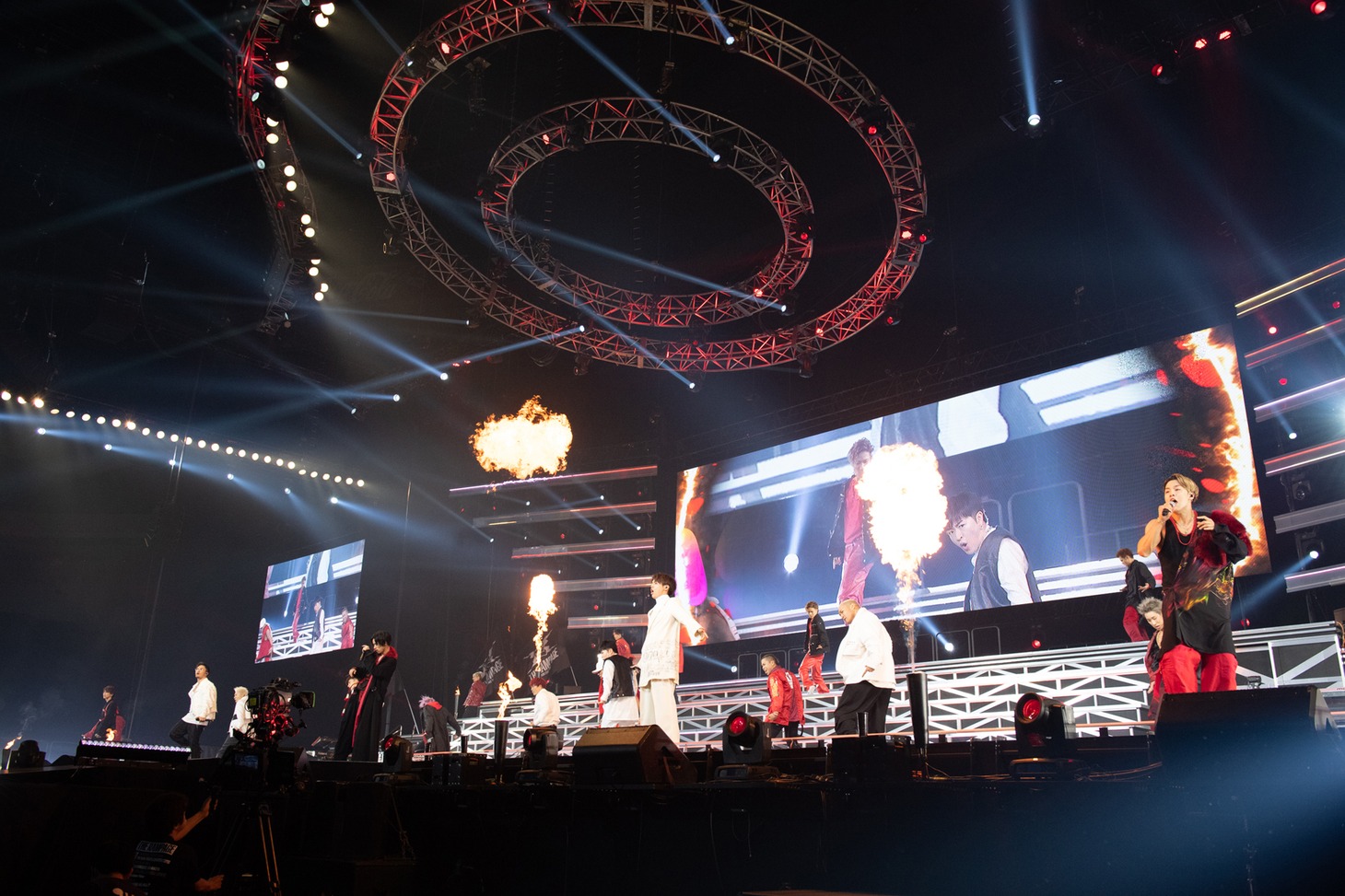 GENERATIONS from EXILE TRIBEとTHE RAMPAGE from EXILE TRIBE。（写真提供：エイベックス・エンタテインメント）