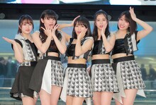こぶしファクトリー。左から広瀬彩海、浜浦彩乃、野村みな美、井上玲音、和田桜子。（写真提供：アップフロント）