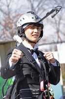 バンジージャンプに挑戦するタクヤ。