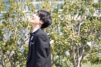 タクヤを見上げるユースケ。