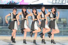 こぶしファクトリー。左から広瀬彩海、浜浦彩乃、野村みな美、井上玲音、和田桜子。（写真提供：アップフロント）