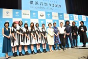 「横浜音祭り2019」の開催概要発表記者会見での囲み取材の様子。